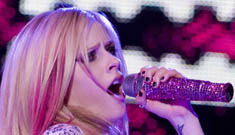 Avril Lavigne can’t sing; cancels tour