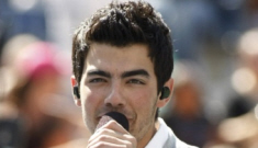 Joe Jonas’s purity ring is off, probably because of Ashley Greene’s vadge