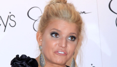 Jessica Simpson’s constant barfing & farting makes headlines