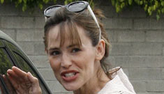 Jennifer Garner gets locked out of car by her two year old