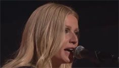 Gwyneth Paltrow performs Country Strong at the CMAs (video)