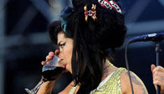 Amy Winehouse drinks onstage at Rock in Rio (update: pictures & video)
