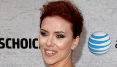 Scarlett Johansson, newly single in Valentino at the Guys Choice: cute or meh?
