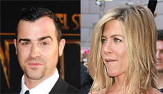 Jennifer Aniston and Justin Theroux move in together, wear matching rings