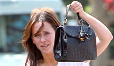 Jennifer Love Hewitt steps out in sweats and a t-shirt, tries hiding behind a little purse