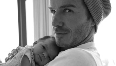 David Beckham holds “elegant” Harper Seven in a lovely new Twit-pic