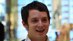Elijah Wood goes to the Apple Store