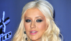 Christina Aguilera softens her makeup, straightens her wig: much improved?