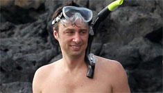 Zach Braff & Donald Faison go shirtless in Hawaii: who would you rather?
