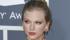 Taylor Swift in gold Zuhair Murad at the Grammys: improving or busted?