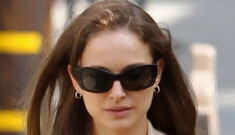 Natalie Portman flashes her wedding band repeatedly, she totally married Ballet K-Fed