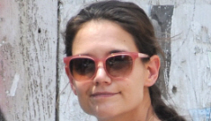 Katie Holmes in jeggings & a peasant blouse in NYC: looking so much better?