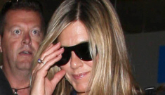 Jennifer Aniston shows off a new “ring” at LAX: did Justin Theroux propose?