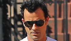 Justin Theroux hangs out with Terry Richardson in NYC while Jennifer’s away