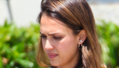 “Jessica Alba’s bell-bottom jeans look kind of awesome… on her” links