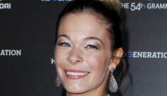 Did LeAnn Rimes call photographers to accompany her process server?