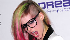 Avril Lavigne dyed her hair pink & green, shaved half her head: hardcore?