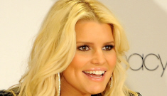 Does Jessica Simpson’s hair look really fried & over- processed to anyone else?