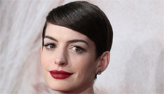 Anne Hathaway devastated after she flashed the paparazzi: deliberate or mistake? (sfw)