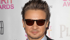 Jeremy Renner knocked up his ex-girlfriend & she still lives with him too