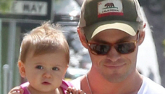 Chris Hemsworth in a tight t-shirt, holding his baby girl: the best thing ever?