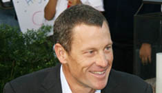 Lance Armstrong proposes to pregnant girlfriend