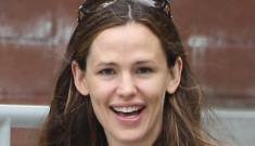Jennifer Garner looks kind of pregnant again: is it for real or just a bulky sweater?