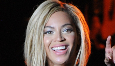 Beyonce formally debuts her new blonde bob at the V Festival: better than the pixie?