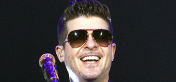 Robin Thicke was photographed getting close & flirty with a random chick in Paris