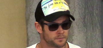 Chris Hemsworth wore a tight t-shirt while shopping with his mom: would you hit it?