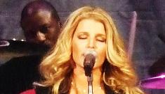 Jessica Simpson appears to have a meltdown during concert