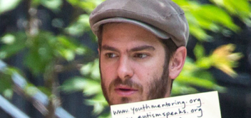Emma Stone & Andrew Garfield hold up signs promoting charities for the paps