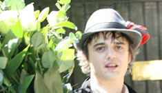 Pete Doherty delivers flowers to Kate Moss – isn’t he supposed to be in rehab?