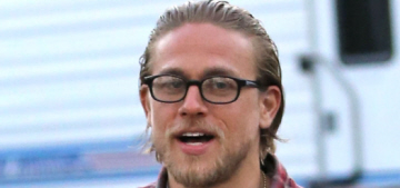 Charlie Hunnam wears hot-nerd glasses on the ‘SoA’ set: would you hit it?