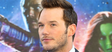 Chris Pratt sang & threw a bad pitch at the Cubs game: still adorable?