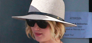 Jennifer Lawrence flips off paps with a printed umbrella: rude or funny?