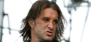“Scott Stapp from Creed is broke & living in a Holiday Inn” links