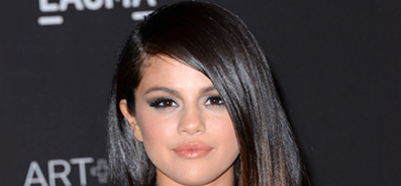 Selena Gomez flashed her ankle at a mosque & caused a controversy