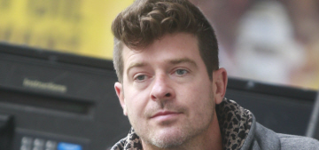 Robin Thicke blocked plane passengers so he could make out with his girlfriend