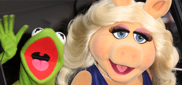 Miss Piggy receives high feminist honor & throws shade at ‘chauvinist’ Kermit