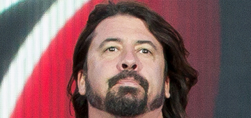 Dave Grohl broke his leg during a concert & kept on playing like a ‘hero’