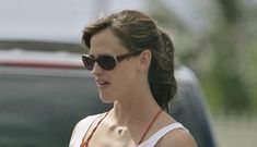 “Is Jennifer Garner pregnant again or is she just sticking her tummy out?” Links
