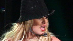 Britney Spears stops show for pot smoke; K-Fed takes kids home
