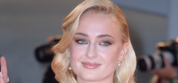 Are you prepared to see Sophie Turner looking so grown-up & sophisticated?