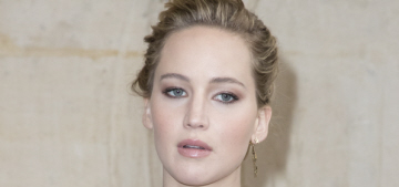 Jennifer Lawrence looks like she can’t wait to get out of this fakakta Dior cotract