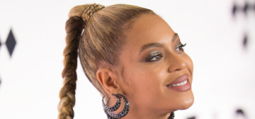 Beyonce ripped out an earring & started bleeding at a charity benefit, ouch