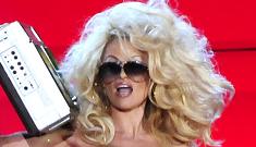 Pamela Anderson shows up to fundraiser with crazy hair & gold corset