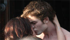 Robert Pattinson shirtless & kissing Kristen Stewart on the set of New Moon