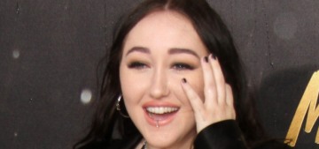 Noah Cyrus performed at the MTV Awards & it was really embarrassing