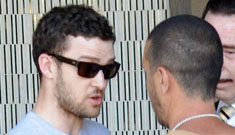 Justin Timberlake & paparazzo face off outside a hotel